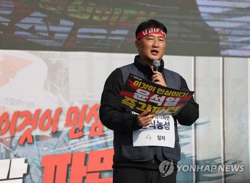 지난 11일 서울 종로구 동십자각 인근에서 열린 '내란 종식! 윤석열 즉각 파면' 민노총 전국단위사업장 대표자 비상 결의대회에서 양경수 민노총 위원장이 투쟁사를 하고 있다. {연합뉴스]